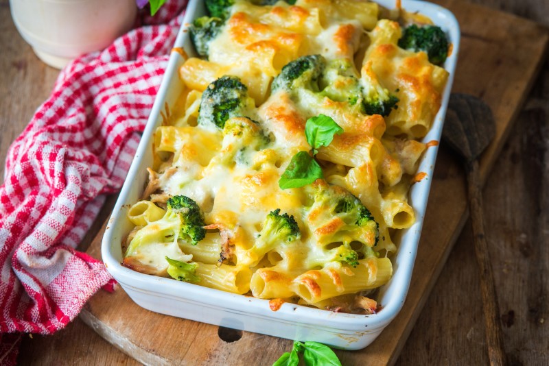 PASTA CON BRÓCOLI Y POLLO GRATINADO