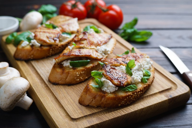 BRUSCHETTAS DE POLLO Y RICOTTA