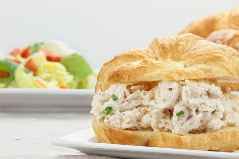 CROISSANT CON ENSALADA DE POLLO
