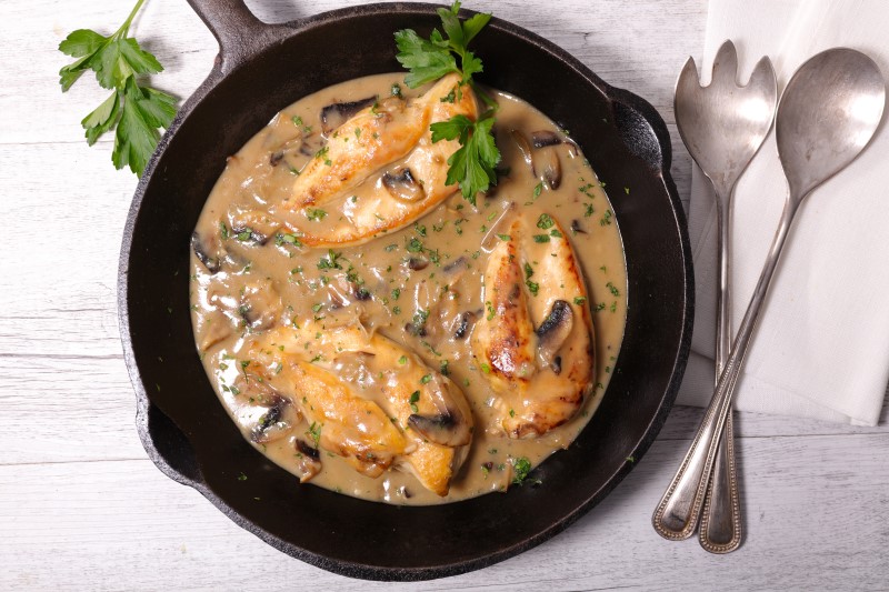 POLLO AL VINO CON MOSTAZA Y CHAMPIÑONES