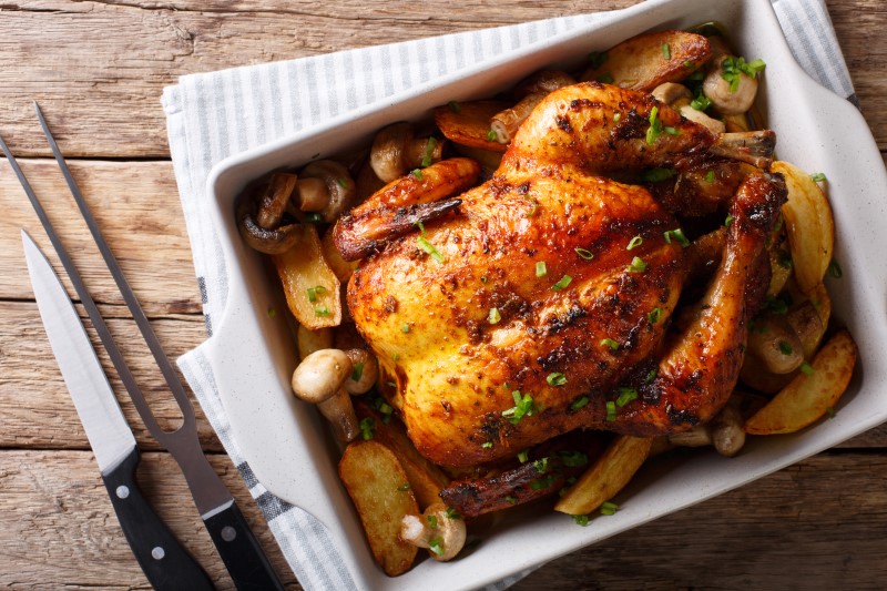 POLLO ENTERO HORNEADO CON HONGOS Y PAPAS