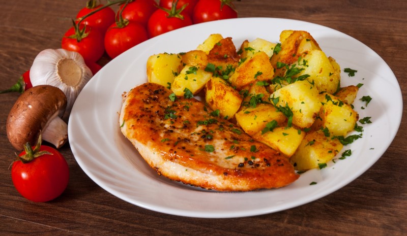 FILETE Y PAPAS A LA PIMIENTA Y PEREJIL