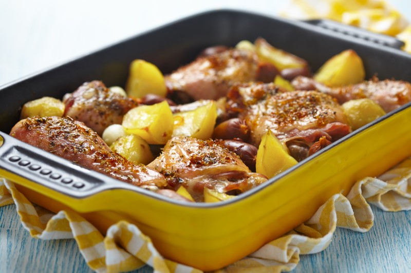Pollo horneado con papas y chorizo