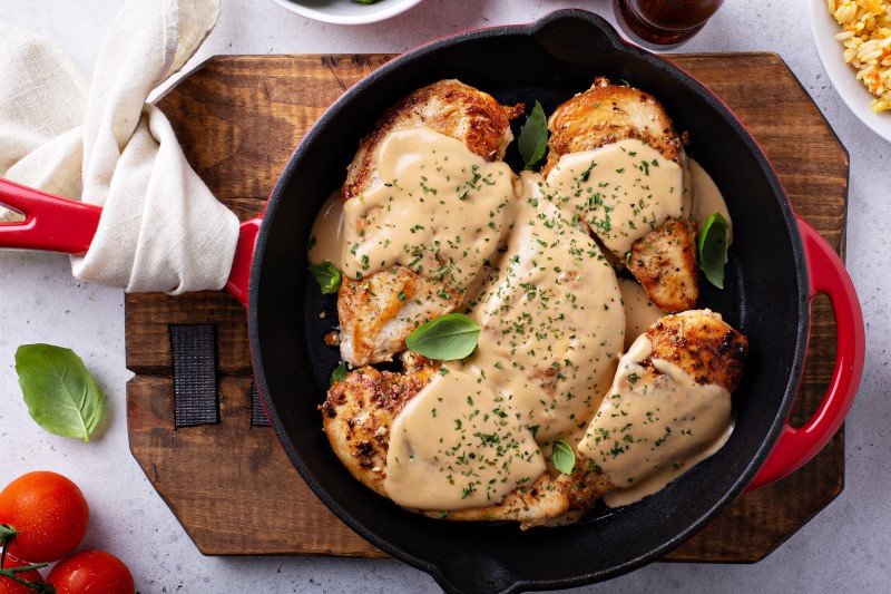 POLLO EN SALSA CREMOSA DE PARMESANO Y AJO